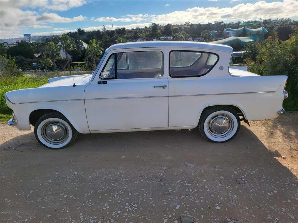 Ford Anglia 1.0 Deluxe