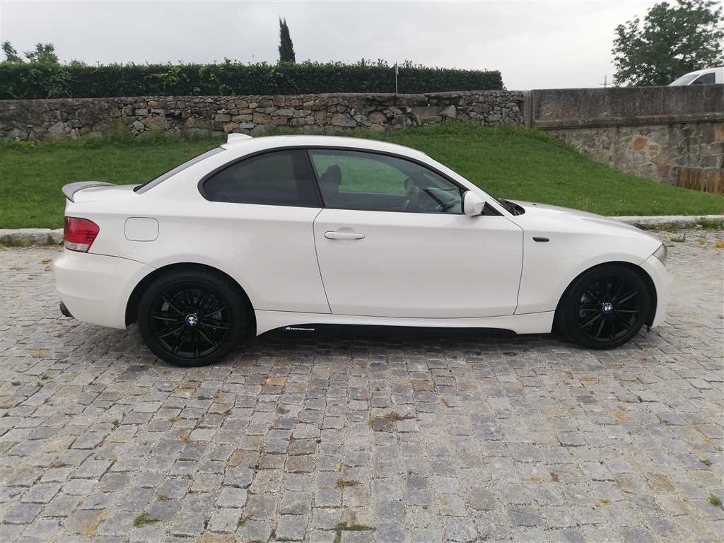 BMW Série 1 120D COUPÉ FULL M - LIVRO DE REVISÕES